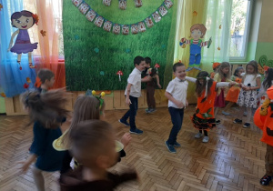 Dzieci tańczą przy muzyce z repertuaru dziecięcego