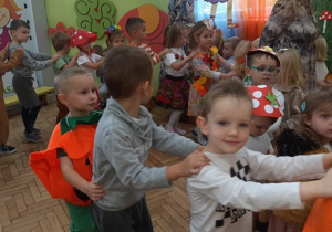 Przedszkolaki tworzą wesołe pociągi
