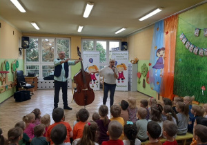 Dzieci poznają nowy instrument muzyczny - kontrabas