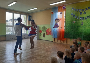 Dzieci podziwiają taniec kubański