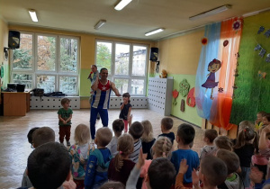 Dzieci tańczą w rytm muzyki