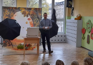 Dzieci czekają na pokaz