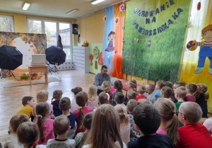 Dzieci obserwują czary