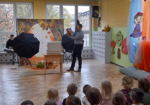 Dzieci podziwiają magiczne sztuczki