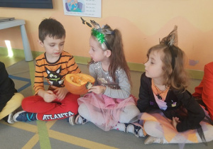 Dzieci z zaciekawieniem oglądają wnętrze dyni