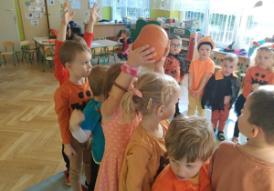 Zabawa ruchowa grup "Żabki" i "Biedronki" - "Podaj dynię nad głową"