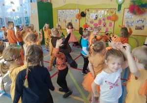 Zabawy taneczne - grupa "Żabki" i "Biedronki"