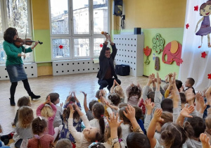 Przedszkolaki z radością witają gości