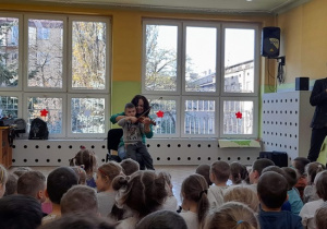 Dawid próbuje grać na skrzypcach