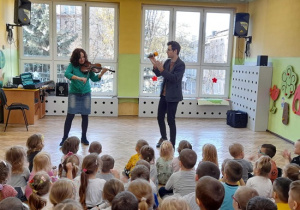 Przedszkolaki uważnie słuchają melodii