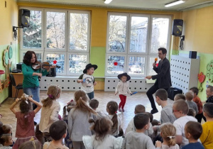 Dzieci tańczą - zabawa na całego!