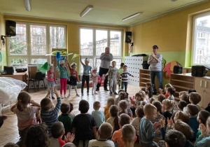 Zabawa z chustami przy piosence żeglarskiej