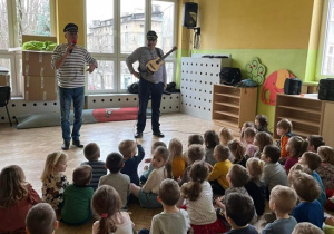 Przedszkolaki śpiewają piosenkę powitalną