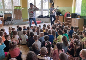 Dzieci powtarzają słowa piosenki