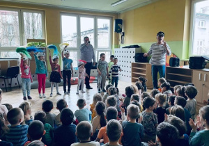 Dzieci przebrane w czapki pirackie grają w rytm muzyki