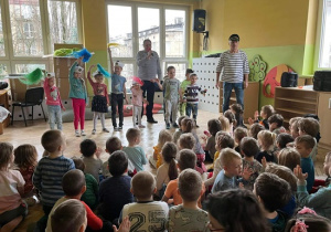 Zabawa z chustami w rytmie szanty