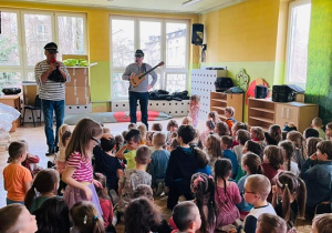 Przedszkolaki uważnie słuchają Pana Witka