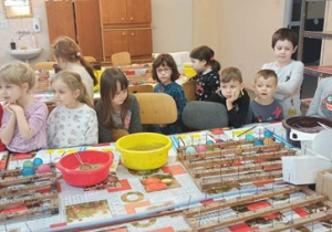 Przedszkolaki czekają w pracowni na warsztaty plastyczne
