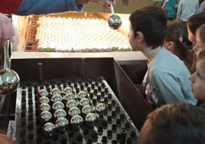 Dzieci obserwują produkcję bombek