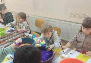 Dzieci ozdabiają bombki