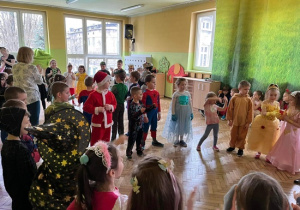 Przedszkolaki tańczą w kole