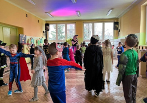 Dzieci na balu karnawałowym