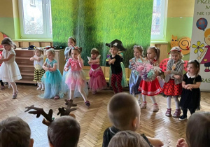 Przedszkolaki tańczą makarenę