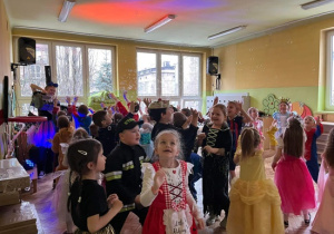 Dzieci łapią bańki