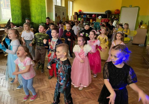 Dzieci tańczą w rytm muzyki