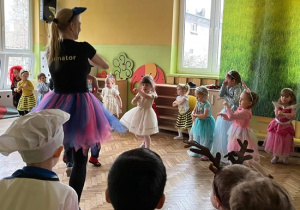 Zabawy muzyczno-ruchowe z animatorem