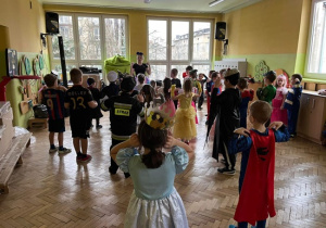 Zabawa naśladowcza: "Rób to co ja..."
