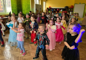 Dzieci tańczą i śpiewają