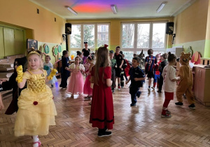 Swobodne tańce w wykonaniu przedszkolaków