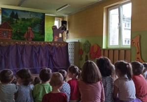 Dzieci z zaciekawieniem oglądają przedstawienie