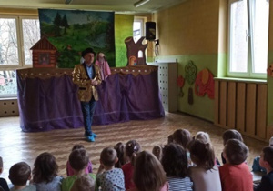 Dzieci odpowiadają na pytania dotyczące spektaklu