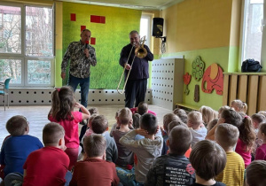 Dzieci słuchają jaki dźwięk ma puzon
