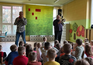Dzieci odgadują zagadki słuchowe wygrywane na puzonie