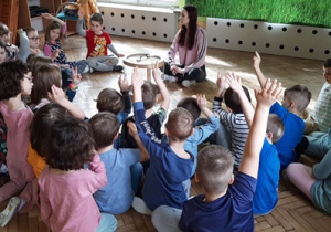 Dzieci zgłaszają się do odpowiedzi