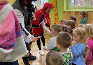 artyści po przedstawienu witaja się z pubicznością