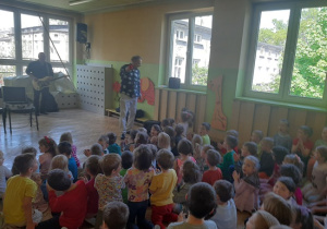 Przedszkolaki śpiewają piosenkę
