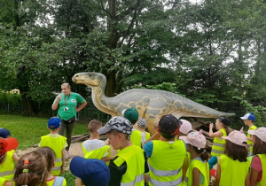 Dzieci słuchają opowieści o dinozaurach