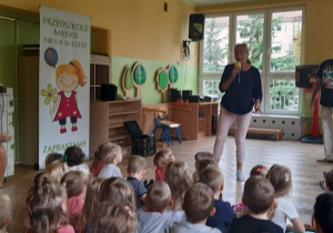 Dzieci śpiewają piosenkę na powitanie