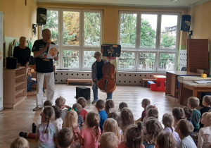 Dzieci rozwiązują zagadki muzyczne
