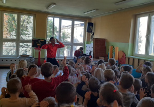 Dzieci powtarzają układ taneczny