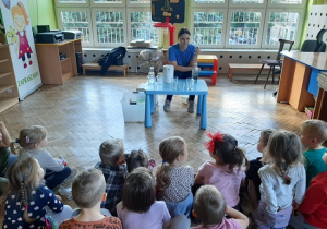Przedszkolaki czekają na przeprowadzenie doświadczenia