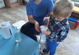 Dzieci obserwują zachodzącą reakcję