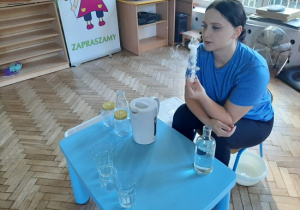 Doświadczenie - dzieci słuchają prowadzącej