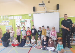 Zdjęcie grupowe z Policjantami - grupa Motylki