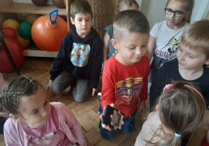 Dzieci oglądają legitymację służbową policjanta