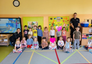 Zdjęcie grupowe z Policjantami - grupa Żabki